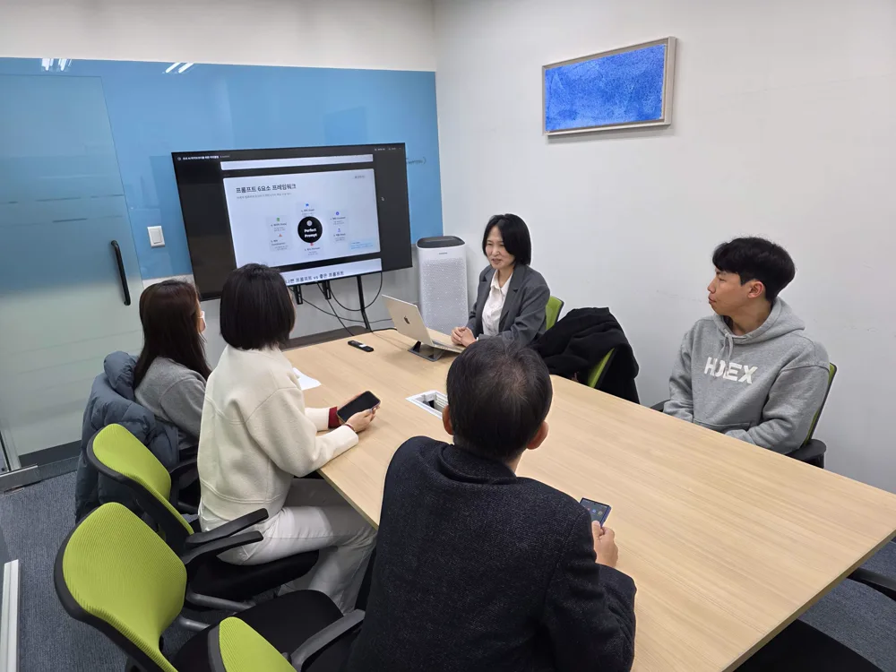 구성원들과 업무 화면을 보며 진행하는 AI 코칭 장면