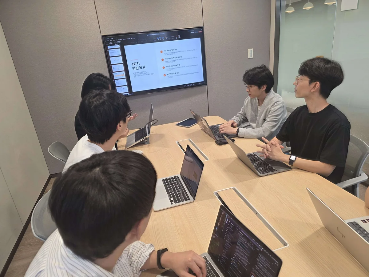 기업 구성원들이 팀별로 업무 아이디어를 논의하는 장면
