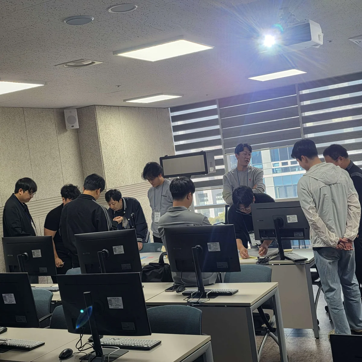 실습실에서 팀별 AI 업무 솔루션을 구현하는 장면