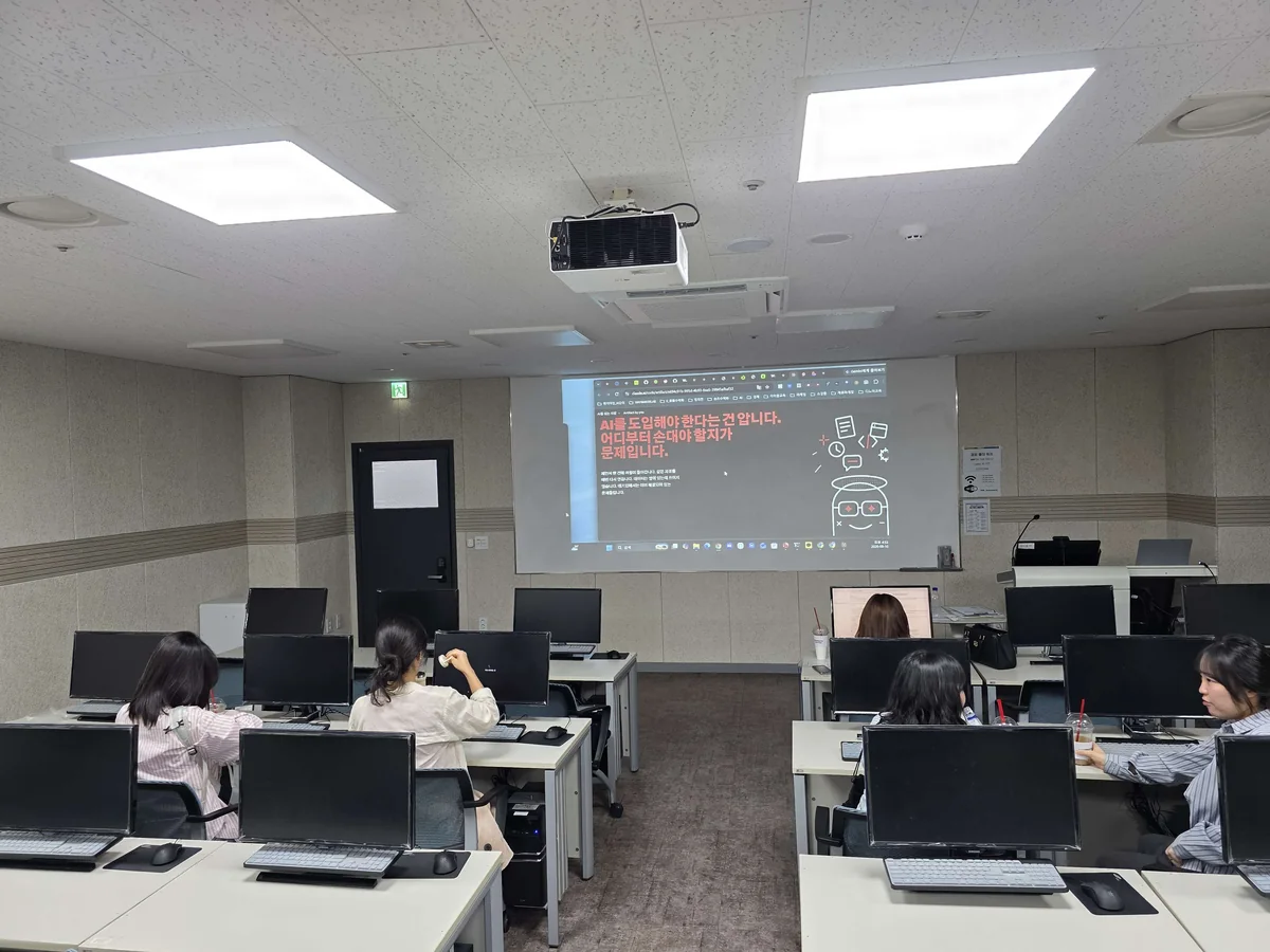 기업 구성원들이 함께 참여한 코딩 실습 현장