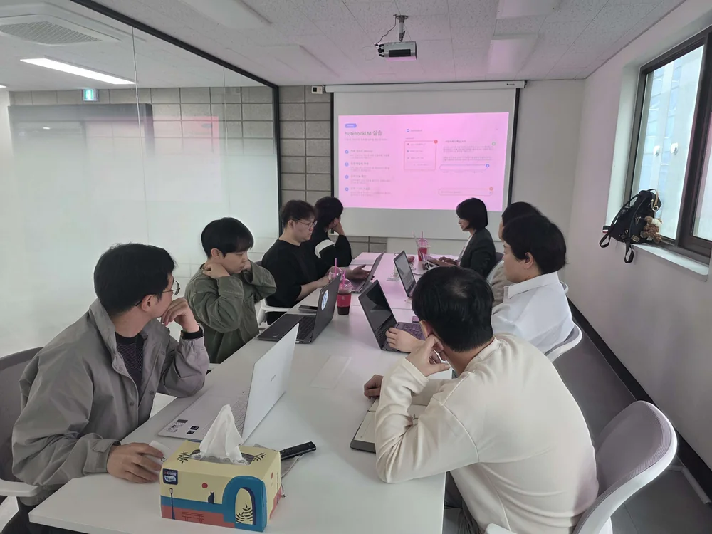 기업 구성원들이 팀별로 업무 개선안을 논의하는 장면